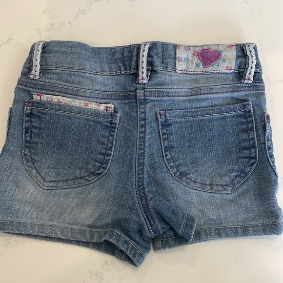 Adorable Jean shorts with embroidery girls size 6 - Picture 3 of 4